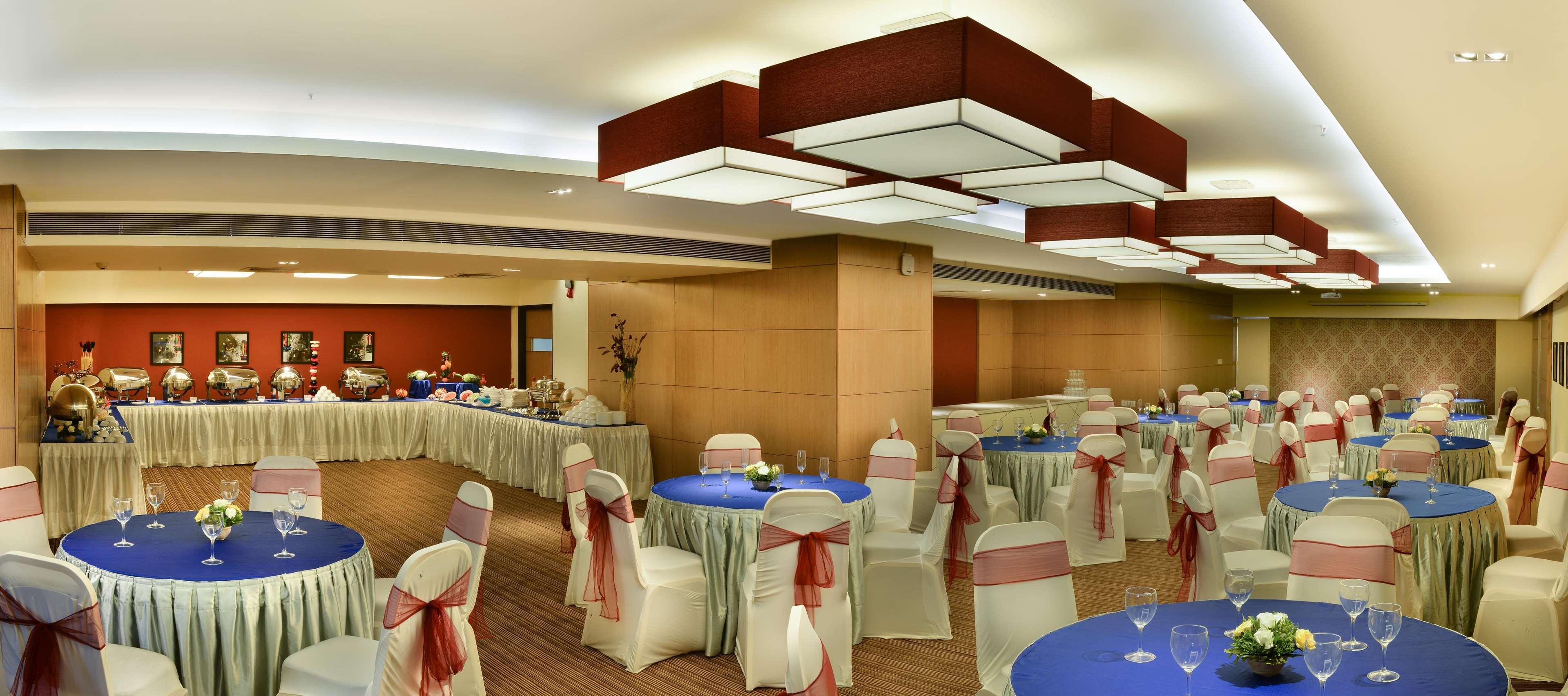 Hampton By Hilton Vadodara-Alkapuri Exterior photo